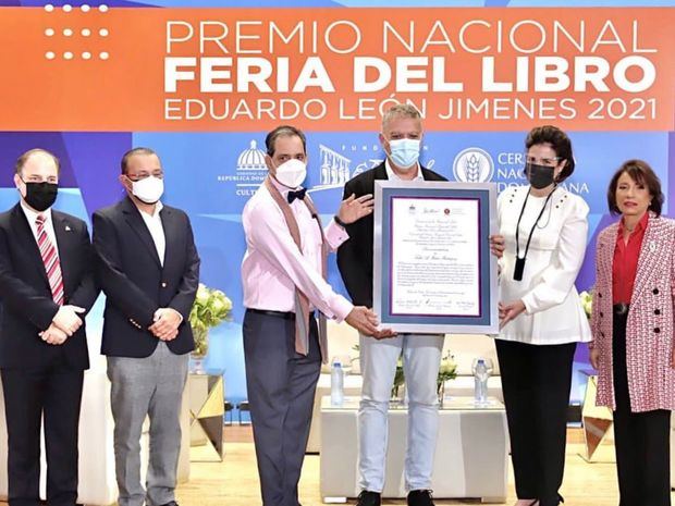 Entregan Premio Feria del Libro 2021 a
Tulio A. Matos Rodríguez.