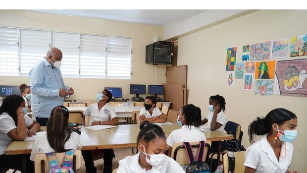 Roberto Fulcar supervisa la docencia presencial en escuelas de la Región Este, con gran asistencia.