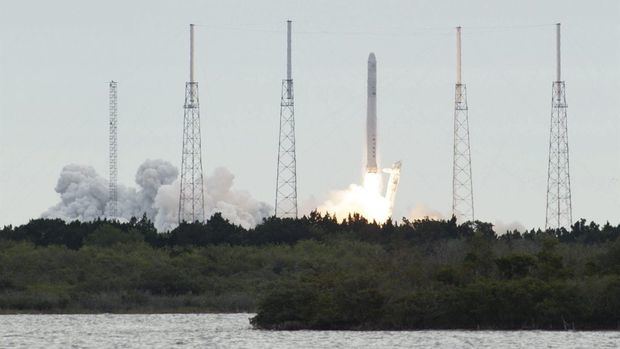 Fotografía de archivo de una imagen facilitada por la NASA que muestra el despegue del cohete Falcon 9, con la cápsula Dragon abordo en la estación de Cabo Cañveral, Florida.