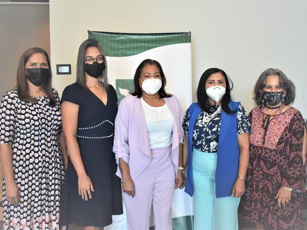 Zobeyda Apólito, Betsaira Rodríguez, Julia Drullard, Angela Henríquez y Tahira Vargas.