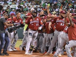 Ozuna y Peguero lideran ofensiva de Gigantes sobre Estrellas; dominan serie 2-1