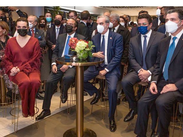 El presidente Luis Abinader durante el coctel ofrecido por Banreservas en Fitur, Madrid, acompañado por la señora Noelia García de Pereyra, Samuel Pereyra, David Collado y Christopher Paniagua, presidente del Banco Popular Dominicano.
