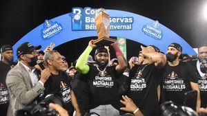 Los Gigantes del Cibao celebran tras conquistar el campeonato del béisbol invernal dominicano, al derrotar este domingo 8-3 a las Estrellas Orientales, ganando la final 4-1, en el partido celebrado en el estadio Tetelo Vargas, de San Pedro de Macorís, República Dominicana.