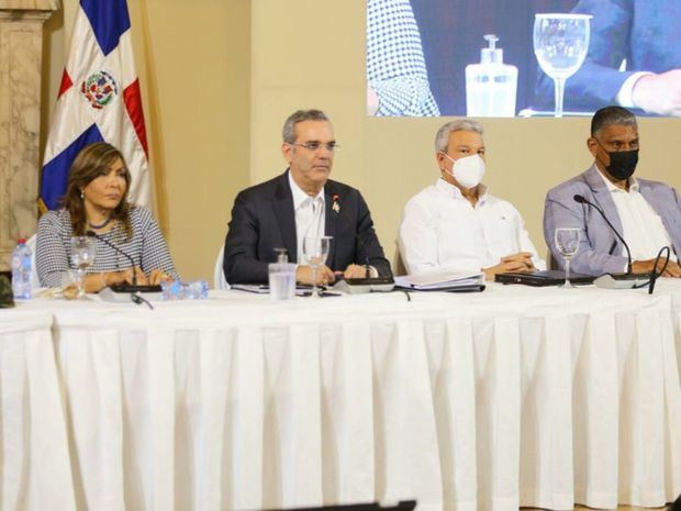 Presidente Abinader evalúa obras ejecutadas por el gobierno en provincias.