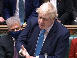 Johnson rechaza dimitir y esquiva las preguntas sobre las fiestas en Downing Street