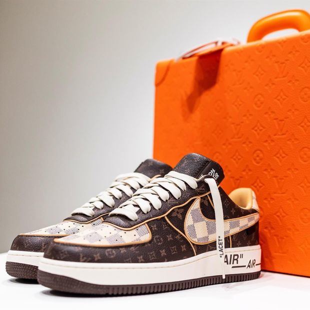 Un par de zapatillas Louis Vuitton Nike 'Air Force 1' de edición limitada, creadas por el difunto diseñador estadounidense Virgil Abloh, fue registrado este miércoles, previo a su subasta por la casa Sotheby's, en Nueva York, NY, EE.UU.