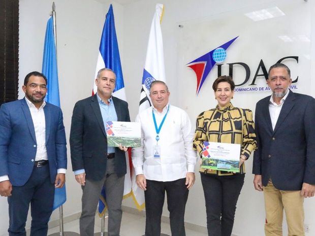 Héctor Porcella, subdirector general del IDAC, entrega los certificados de Operador de Aeródromo Internacional a Mónika Infante, CEO de Aeropuertos Dominicanos Siglo XXI (AERODOM) y Luis Rodríguez Amiama, administrador del aeropuerto internacional de La Romana, Casa de Campo.
 