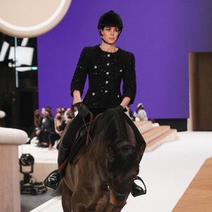 Charlotte Casiraghi abre montada a caballo la pasarela del desfile de Chanel en la Semana de la Alta Costura de París.
