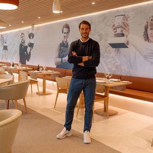 Roland Garros' es el nombre del restaurante de Rafa Nadal en su academia de Manacor, donde se forman 153 jugadores de 43 países. Recrea el comedor de los tenistas en el torneo francés del GRand Slam. 'Es como si estuviera en París', afirma una tenista. 