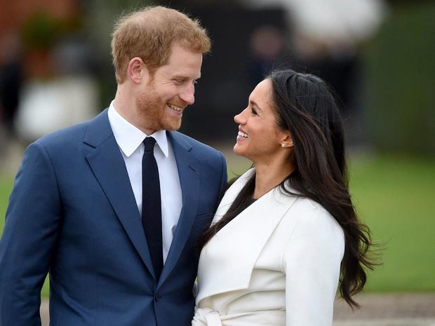 Fotografía de archivo en la que se registró al príncipe Harry de Inglaterra (i) y a su esposa, Meghan Markle (d), en Londres, Reino Unido.