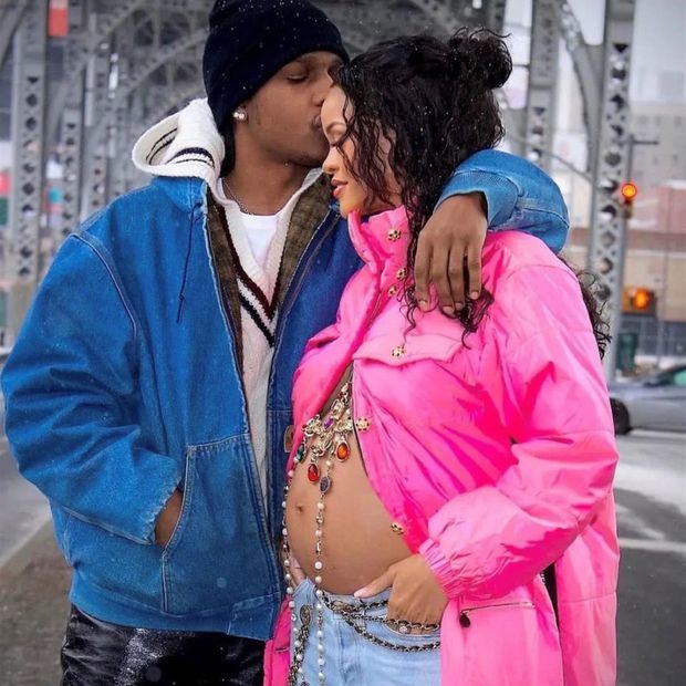 Rihanna (Barbados, 1988), en un paseo por Nueva York, en la zona de Harlem, junto a su pareja, el rapero A$AP Rocky, según publica en Instagram.