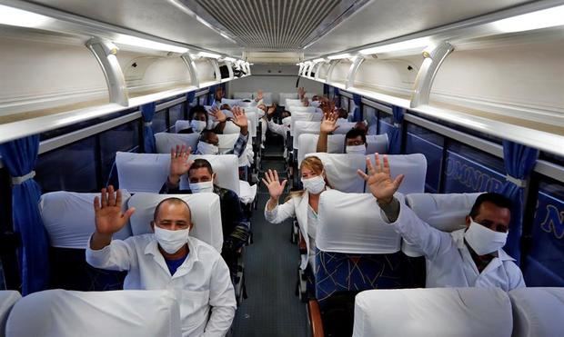 Un grupo de médicos fue registrado al posar para una foto de despedida, en el interior del ómnibus que los llevó al aeropuerto internacional José Martí con rumbo a Sudáfrica para colaborar allí en la lucha contra la pandemia de la COVID-19, en La Habana, Cuba.