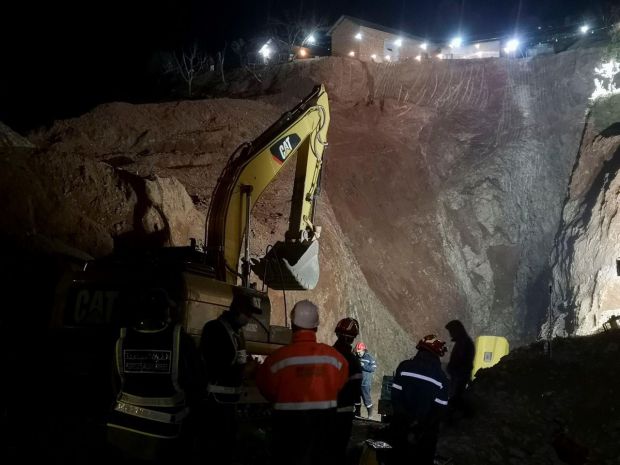 Vista de las labores del rescate del niño Rayan de un pozo de la localidad marroquí de Ighran que se han topado esta madrugada con una roca que ha ralentizado la perforación del túnel que llevará a la cavidad donde se encuentra el pequeño. 