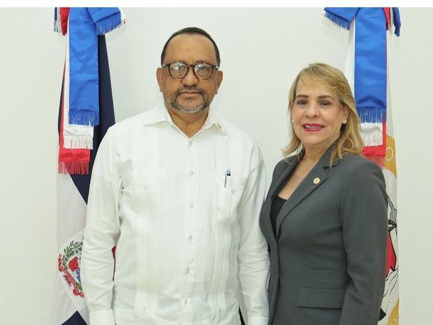 El consultor jurídico del Poder Ejecutivo, Antoliano Peralta Romero y la presidenta del Colegio de Notarios, Laura Sánchez, durante la visita del funcionario al gremio profesional.