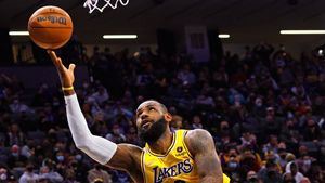 Los Heat y los Bucks aprietan en el Este; los Lakers sobreviven