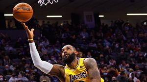 Los Heat y los Bucks aprietan en el Este; los Lakers sobreviven