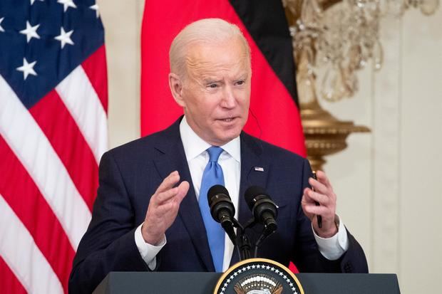 Biden avisa a Putin que si invade Ucrania se enfrentará a 