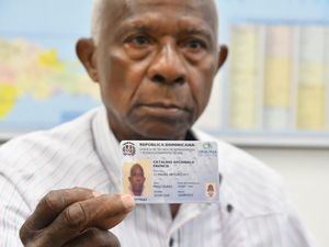 Catalino Archibal, presidente de la Asociación de Técnicos en Refrigeración de Aire de República Dominicana, muestra su certificación.