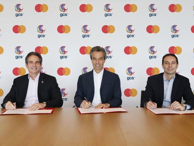 Brian Paniagua, CEO de GCS International, Carlo Enrico, Presidente de Mastercard para Latinoamérica y El Caribe y Marcelo Tangioni, Presidente de División Caribe de Mastercard.