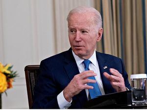 Biden habla con Macron y lamenta que Rusia siga con su 