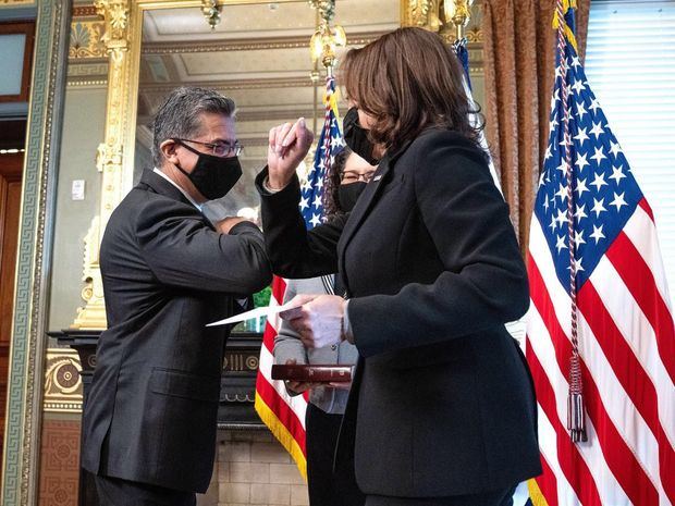 La vicepresidenta Kamala Harris (derecha) celebra con el secretario de Salud y Servicios Humanos, Xavier Becerra, en una fotografía de archivo.