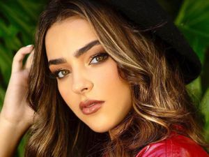 Adriana Torrón firma con Warner Music Latina