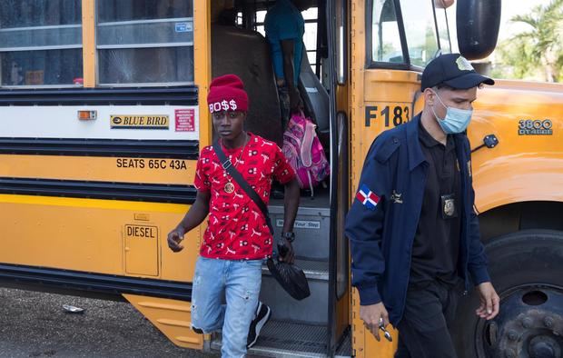 Varios inmigrantes irregulares haitianos son deportados hacia su país por agentes de la Dirección General de Migración, en Dajabón (República Dominicana), en una fotografía de archivo.