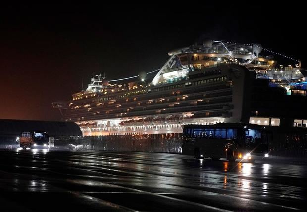 Autobuses transportan a unos 400 estadounidenses que serán repatriados, a su salida del muelle Daikoku Pier Cruise Terminal, este domingo en Yokohama, Japón. Las autoridades japonesas anunciaron hoy la detección de 70 nuevos contagios del COVID-19 en el crucero en cuarentena en el puerto de Yokohama, mientras Estados Unidos y otros países preparan la evacuación de sus ciudadanos que se encuentran a bordo. 