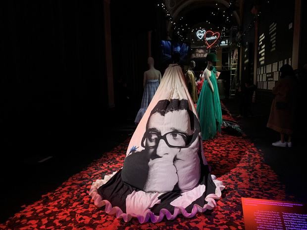 Parí­s recuerda al diseñador Alber Elbaz con 46 vestidos de homenaje