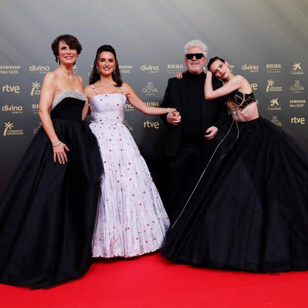 Pedro Almodovar acompañado por las actrices Aitana Sánchez Gijón, Penélope Cruz y Milena Smit.
