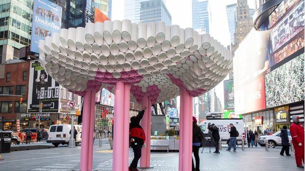 Los visitantes ven la recién instalada escultura 'Bloom' de Jieun Yang de Habitat Workshop en Duffy Square en Times Square, Nueva York, este 9 de febrero de 2022.