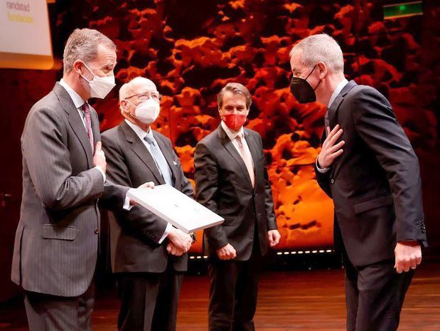 Felipe VI de España entrega el reconocimiento a Joseph Monahan, presidente de Champion Europa.