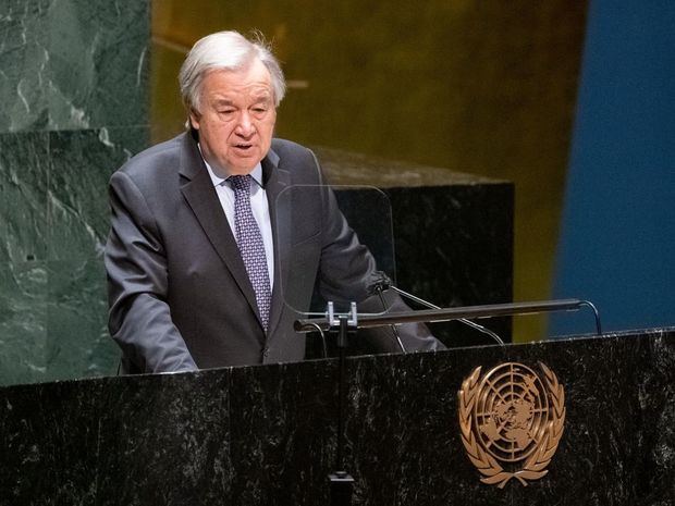Fotografía cedida hoy por la ONU donde aparece su secretario general, António Guterres, mientras habla durante una reunión informal del plenario de la Asamblea General sobre el informe del Pacto Mundial para la Migración, celebrada en la sede del organización en Nueva York, EE.UU.