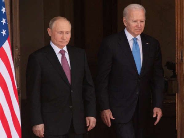 Joe Biden y Vladimir Putin en una reunión que sostuvieron en enero del 2021.