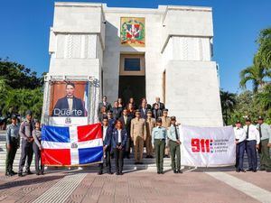 Sistema 911 honra y valora sacrificios de los padres de la patria con depósito de ofrenda floral