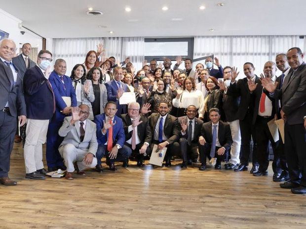 Integrantes de la primera formación municipal de CEF.-Santo Domingo.