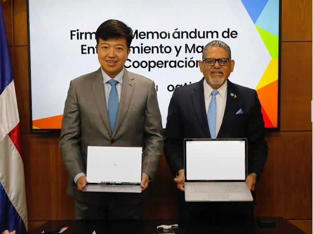 Cai Yifan, Country Manager de Huawei Technologies Dominicana y Pedro Quezada, Director General de la OGTIC.