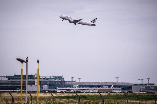 Un avión de la compañía Air France despega del aeropuerto de Orly, cerca de París, Francia.