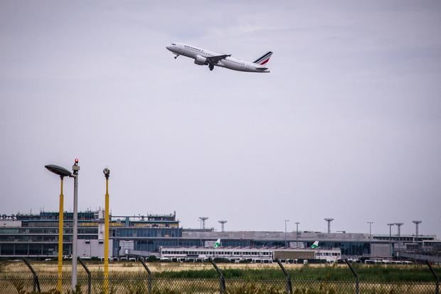 Un avión de la compañía Air France despega del aeropuerto de Orly, cerca de París, Francia.