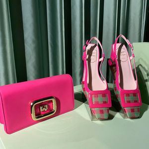 Las marcas de accesorios más lujosas de París, Roger Vivier y Christian Louboutin, presentaron este jueves sus nuevas colecciones de zapatos y bolsos.