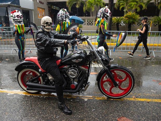 Comparsas participan, este 6 de marzo de 2022, en el Desfile Nacional de Carnaval 2022, en el malecón de Santo Domingo, República Dominicana.