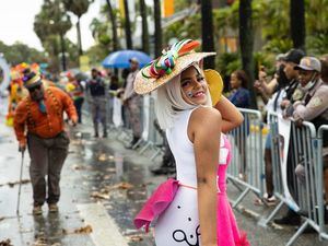 Comparsas participan, este 6 de marzo de 2022, en el Desfile Nacional de Carnaval 2022, en el malecón de Santo Domingo, República Dominicana.