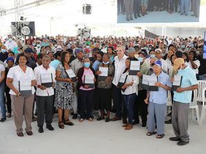 Benefician 1507 familias de Azua con certificados de propiedad