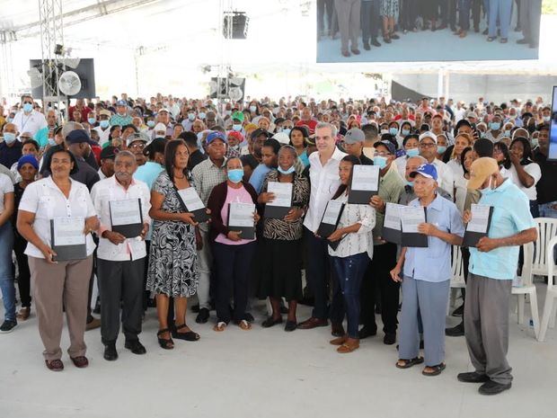 Benefician 1507 familias de Azua con certificados de propiedad.