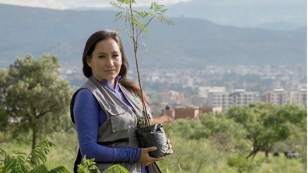 Fotografía del 3 de marzo de la activista boliviana de la organización 'Yo planto un arbolito' Daniela Gutiérrez, en una entrevista en la ciudad de Cochabamba.