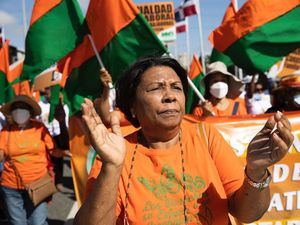 Una mujer participa en una marcha hacia el Congreso Nacional con motivo del Día Internacional de la Mujer, en Santo Domingo, República Dominicana.