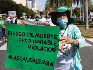 Una mujer participa en una marcha hacia el Congreso Nacional con motivo del Día Internacional de la Mujer, en Santo Domingo, República Dominicana.