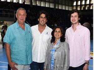 Miguel, Alberto y Mauricio Llodrá junto a  Mayra López de Llodrá.