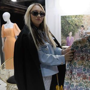 La influencer colombiana Daniela Riaño, que viaja de Colombia a Madrid para documentar desde la primera fila cada desfile de la semana de la moda madrileña, afirma en una entrevista con Efe que 'lo más importante de ser influencer es generar contenido orgánico'.