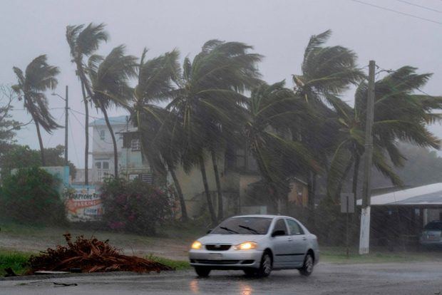 Sube a tres el número de muertos en República Dominicana por tormenta Laura.